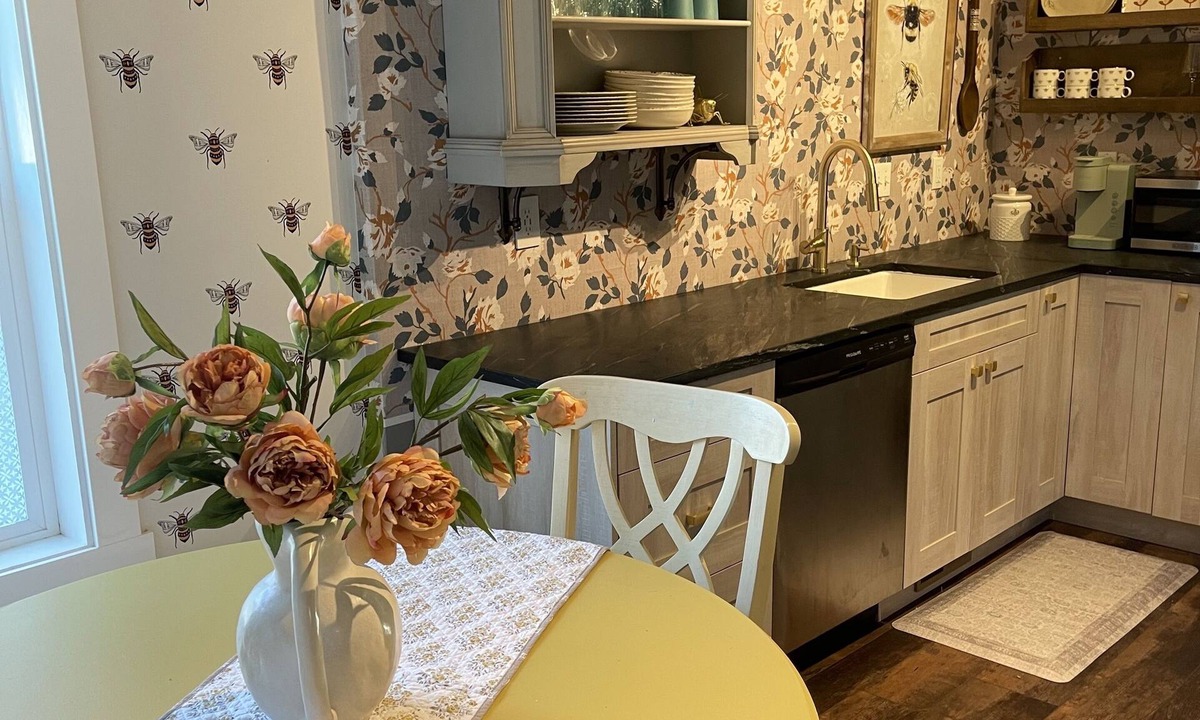 Pleasant Grove Cottage | "BEE Home away from Home!" A pioneer charmer, fully updated with buzzing decor.