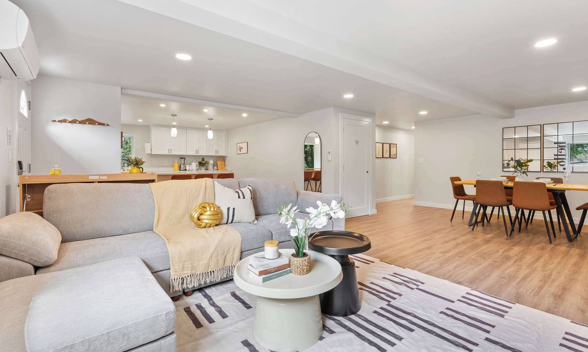 East Lake Hills House | Bellevue 3BR Retreat, Walk to Trails & Near Lake