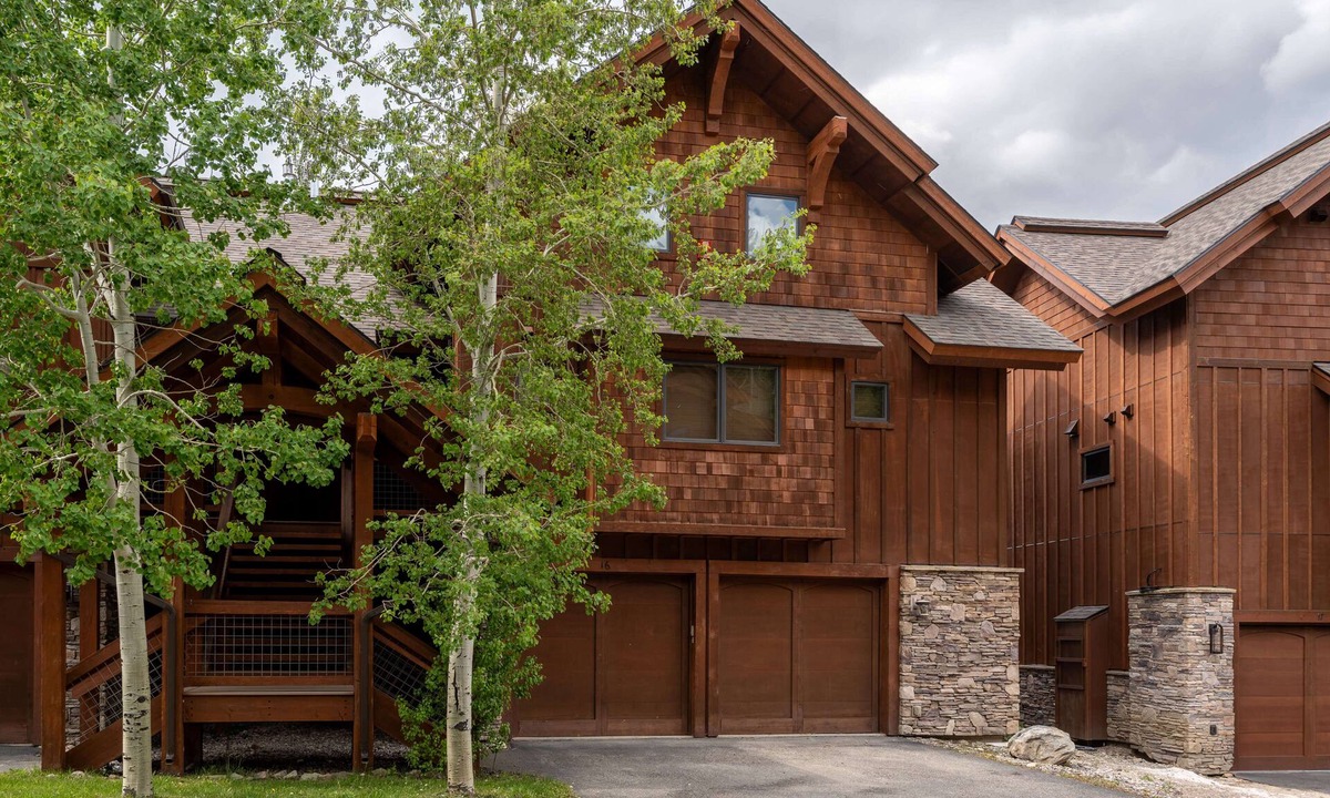 Big Sky House | Black Eagle Lookout | Hot Tub Deck Walk to Dining