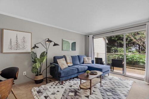 East Lake Hills House | Blueground Bellevue balcony lake views SEA-704