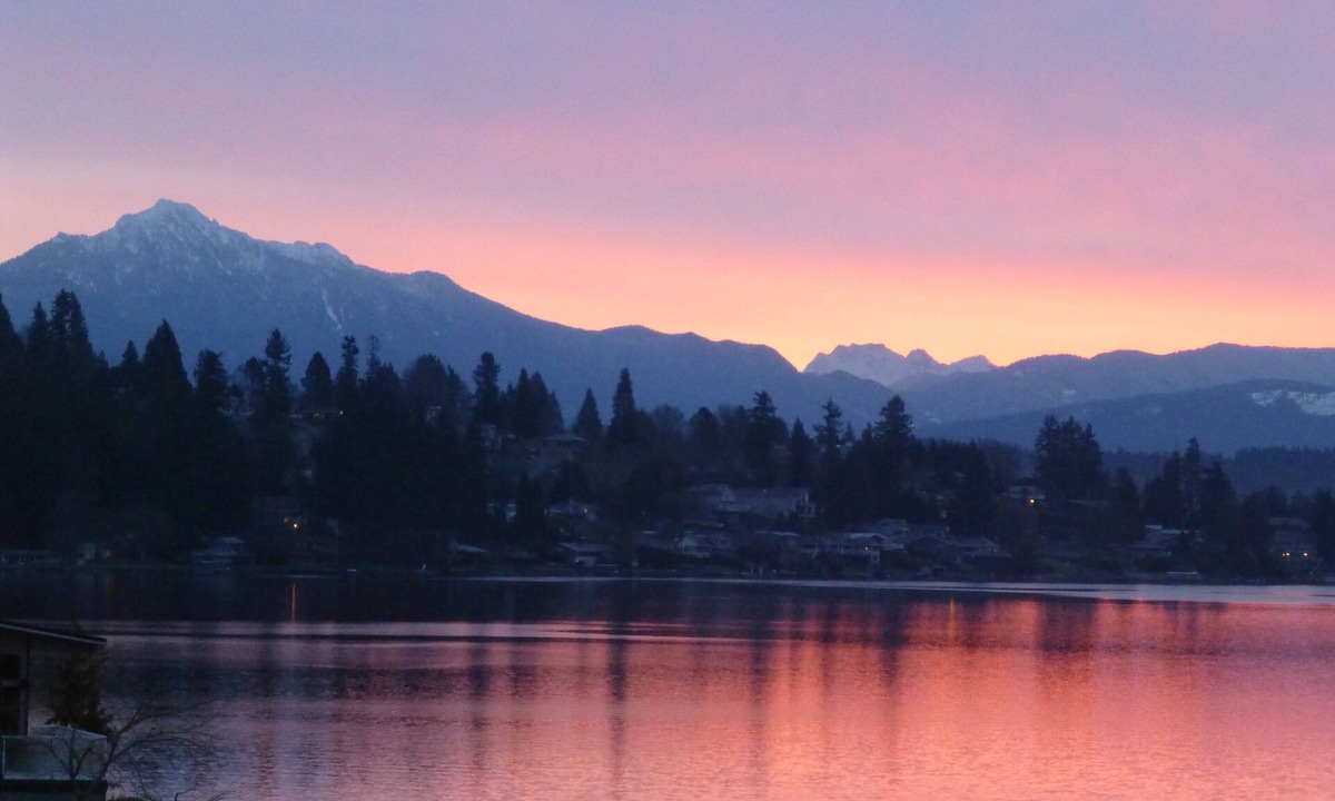 Lake Stevens House | Breathtaking Lake & Mountain views! Enjoy access to a total of 1730 Sq. feet!
