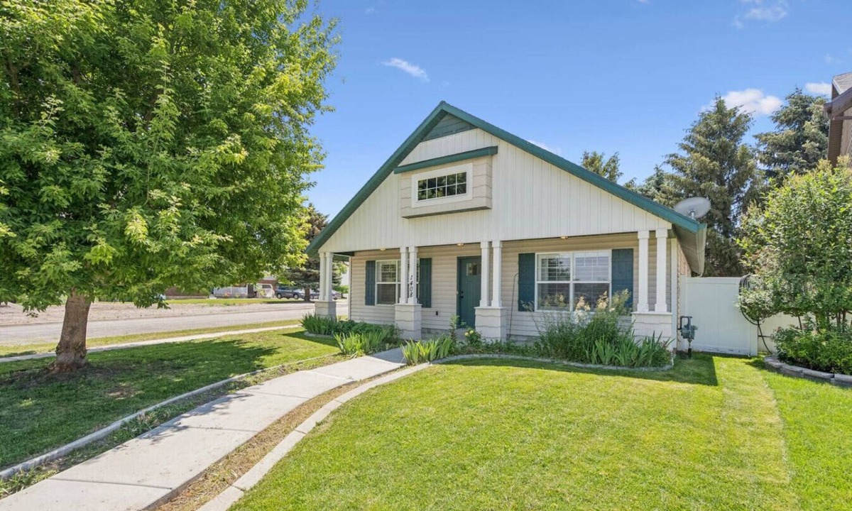 Logan House | Bright 2BR + Office | Garage, Yard & Animal Friendly