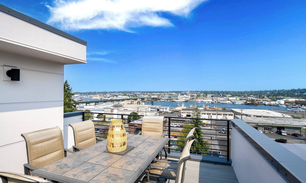 North Queen Anne House | Bright Modern 4B3B Townhome with Roof Top & LakeView