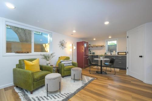 Downtown Vancouver Apartment | Bright & Modern Basement Apartment DT N'hood