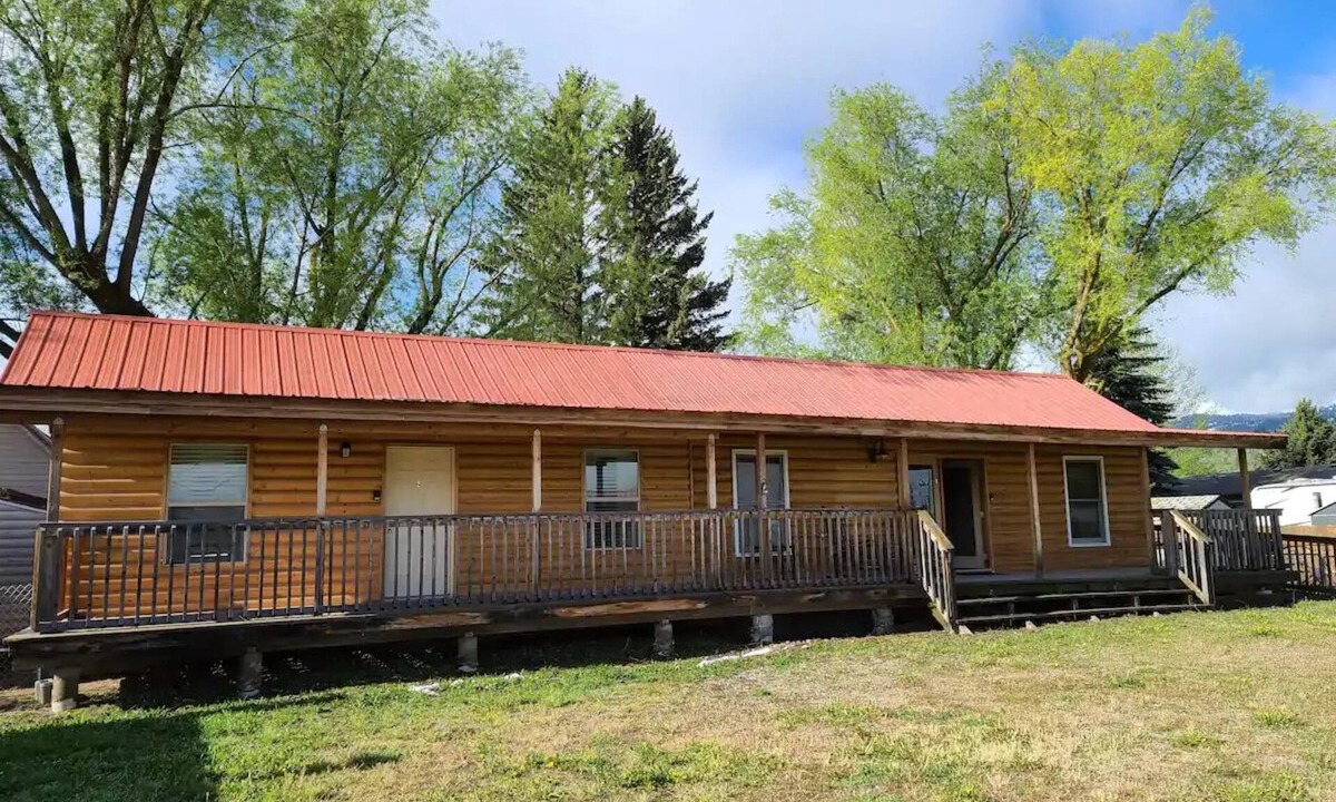 Irwin Cabin | Cabin #2 - Backyard Bunkhouse