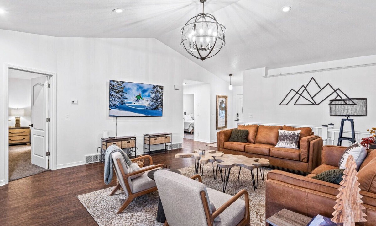 Logan House | Casa Cliffside: Animal Friendly, Mountain Getaway w/Private Balcony
