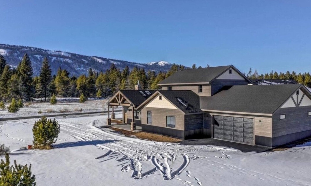 Donnelly House | Cascade Pines Lake House - Mountain Views - Sauna - EV Charger