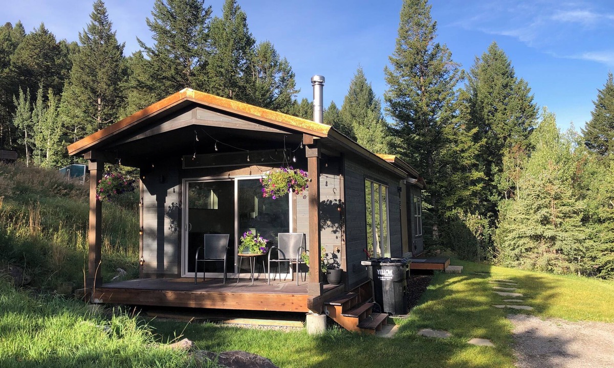 Jackson House | Charming 1-bedroom guest house in Jackson Hole. HUGE DISCOUNT for 28+ day rental