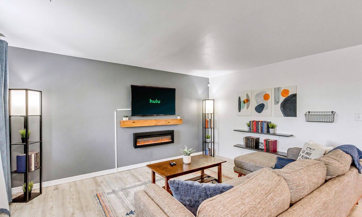 Downtown Salt Lake City Apartment | Charming 2BR/1BA Downtown SLC w/Wi-Fi Near Capitol & Convention Center Sleeps 5