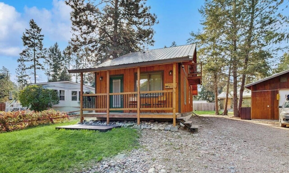 Woods Bay House | Charming cabin in Big Fork, pet friendly, firepit, 5 min to Lake, fly-fishing