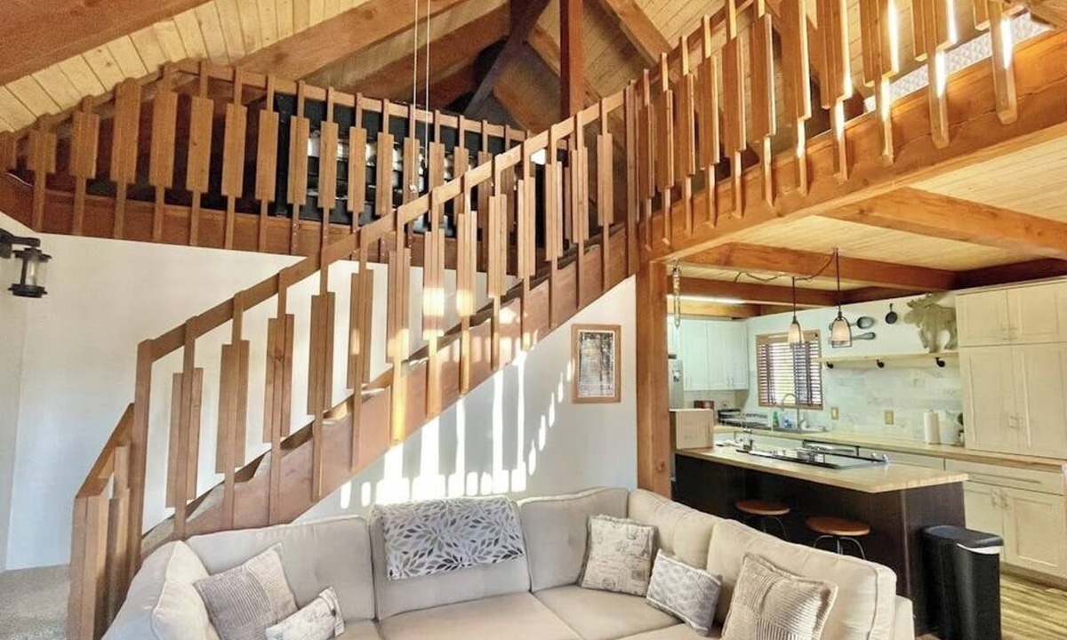 Roslyn Ridge Cabin | Charming cabin with partial lake view, private hot tub and music room