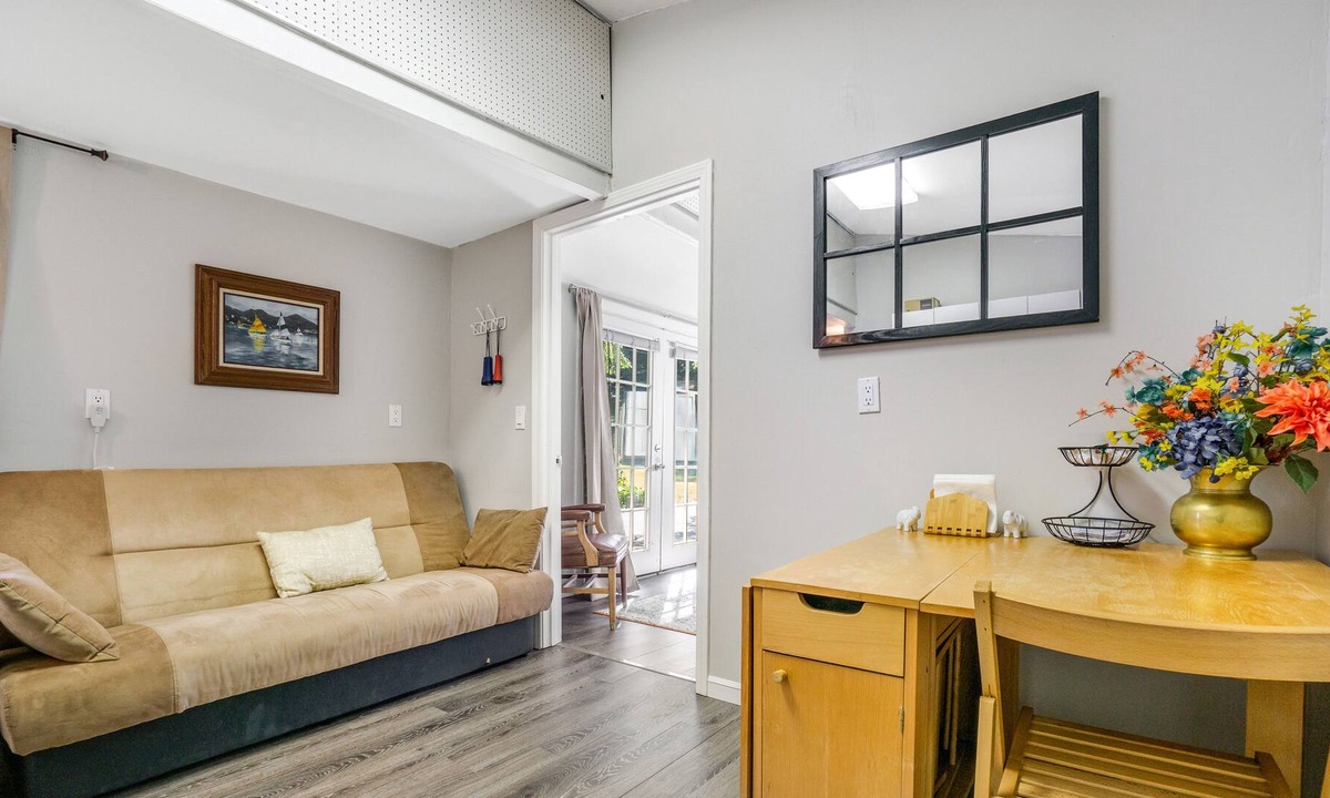 Issaquah House | Charming Guest House with Furnished Patio and Kitchenette - Close to Trails!