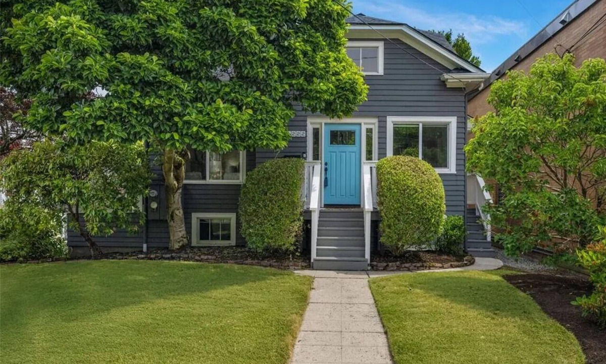 East Queen Anne House | Charming Queen Anne Craftsman Home - 4BR, 3BA, 2 Full Kitchens, sleep 10+