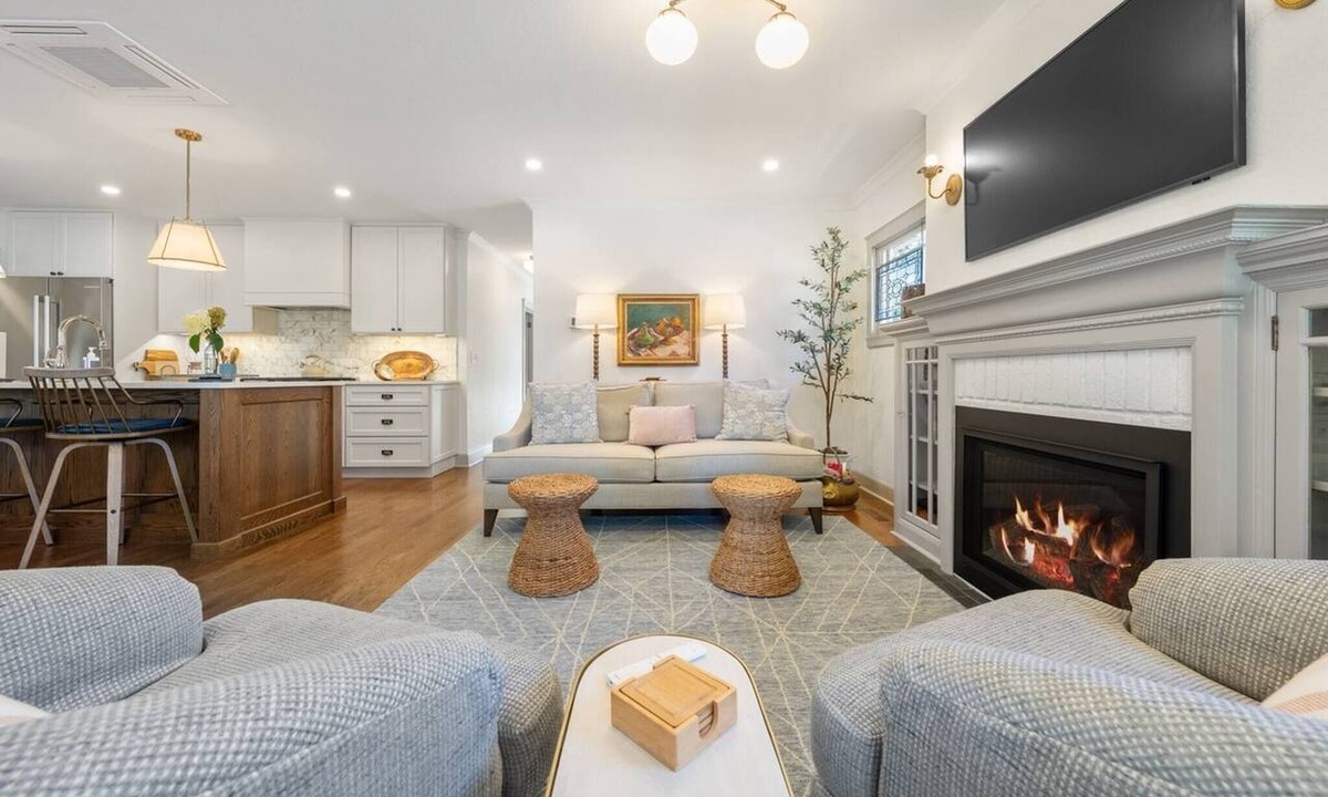 Manito House | Charming South Hill Craftsman Retreat near downtown—4BR, Smart TVs & Courtyard