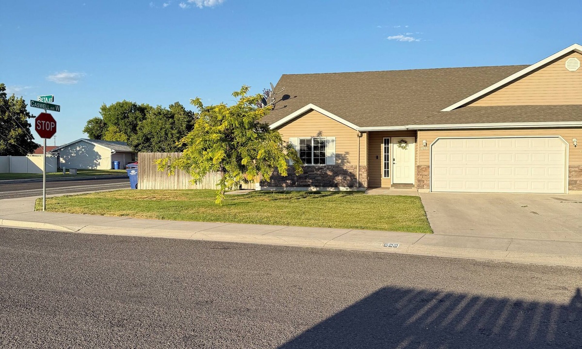 Twin Falls House | Clean 3 Bedroom 2 Bathroom 2 Car Garage Home AC/Heat Central Twin Falls