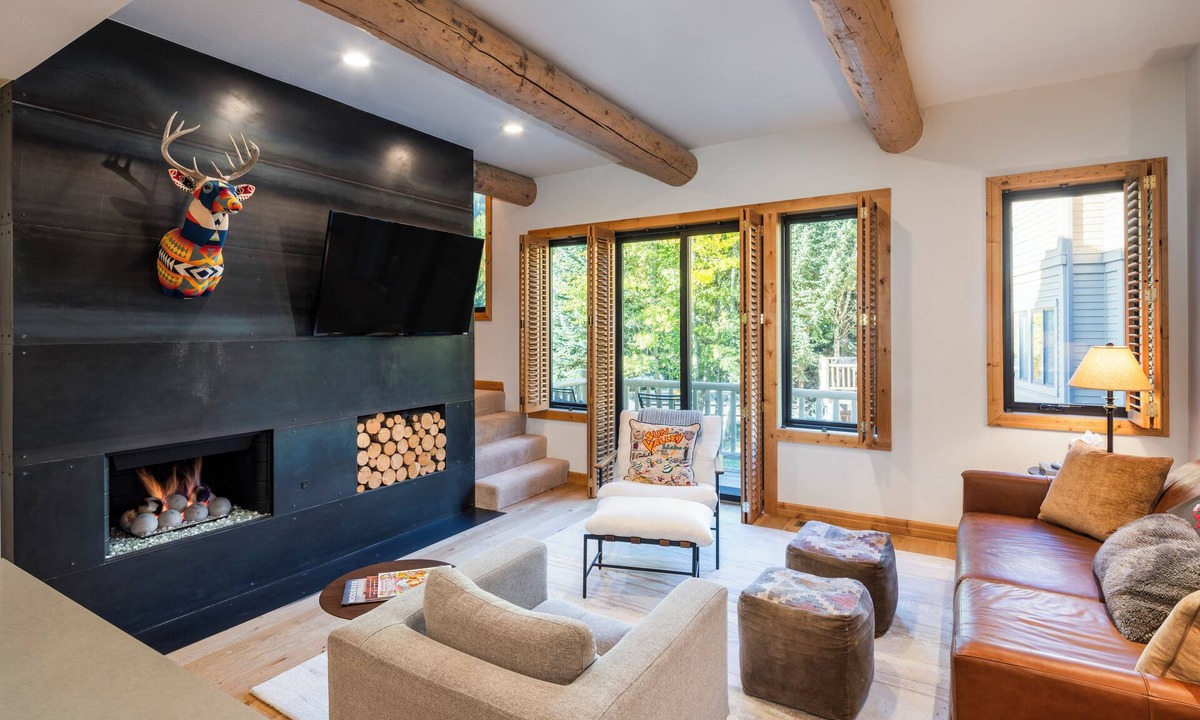 Ketchum House | ‘CLOSET VRBO TO LIFTS!’ Designer home with Baldy views and private hot tub