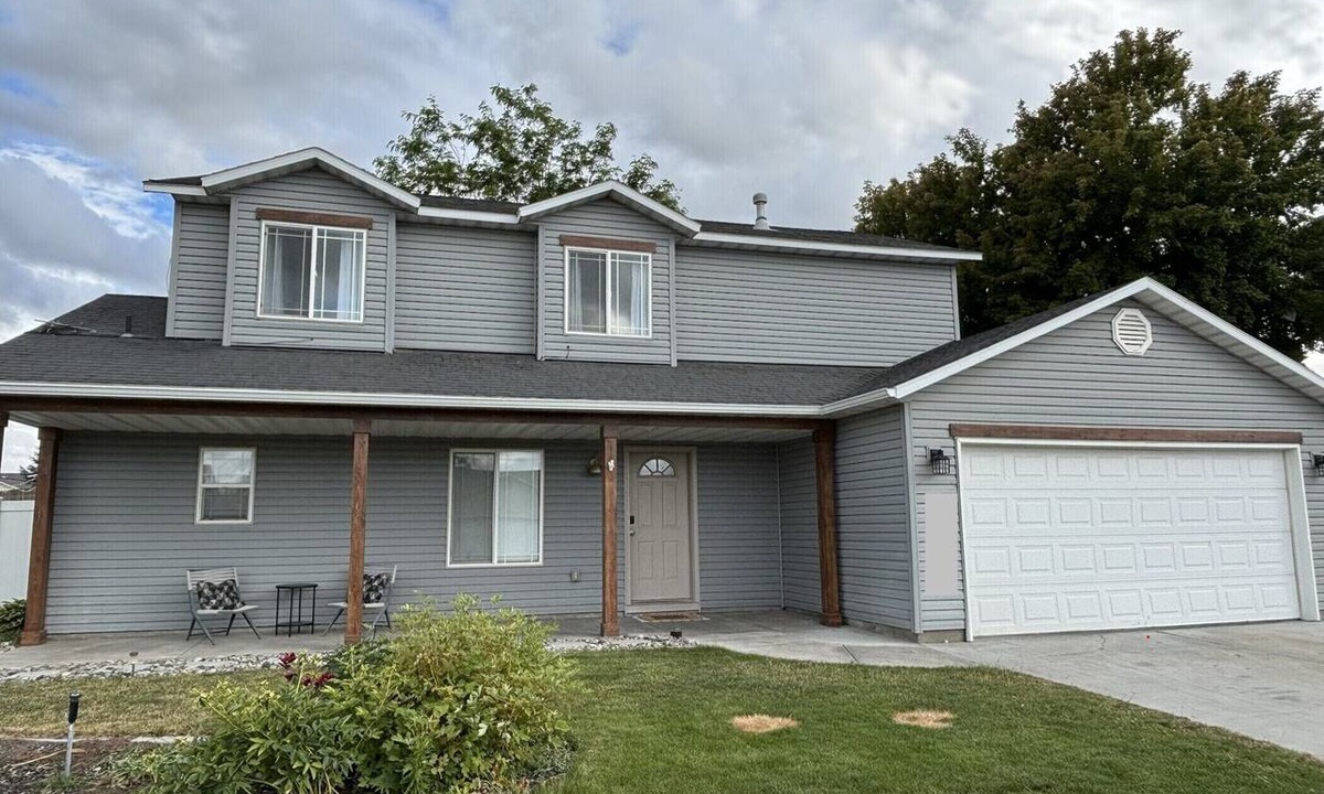Twin Falls House | Colorful Cottage — Spacious 4BR Family Home that Sleeps up to 12