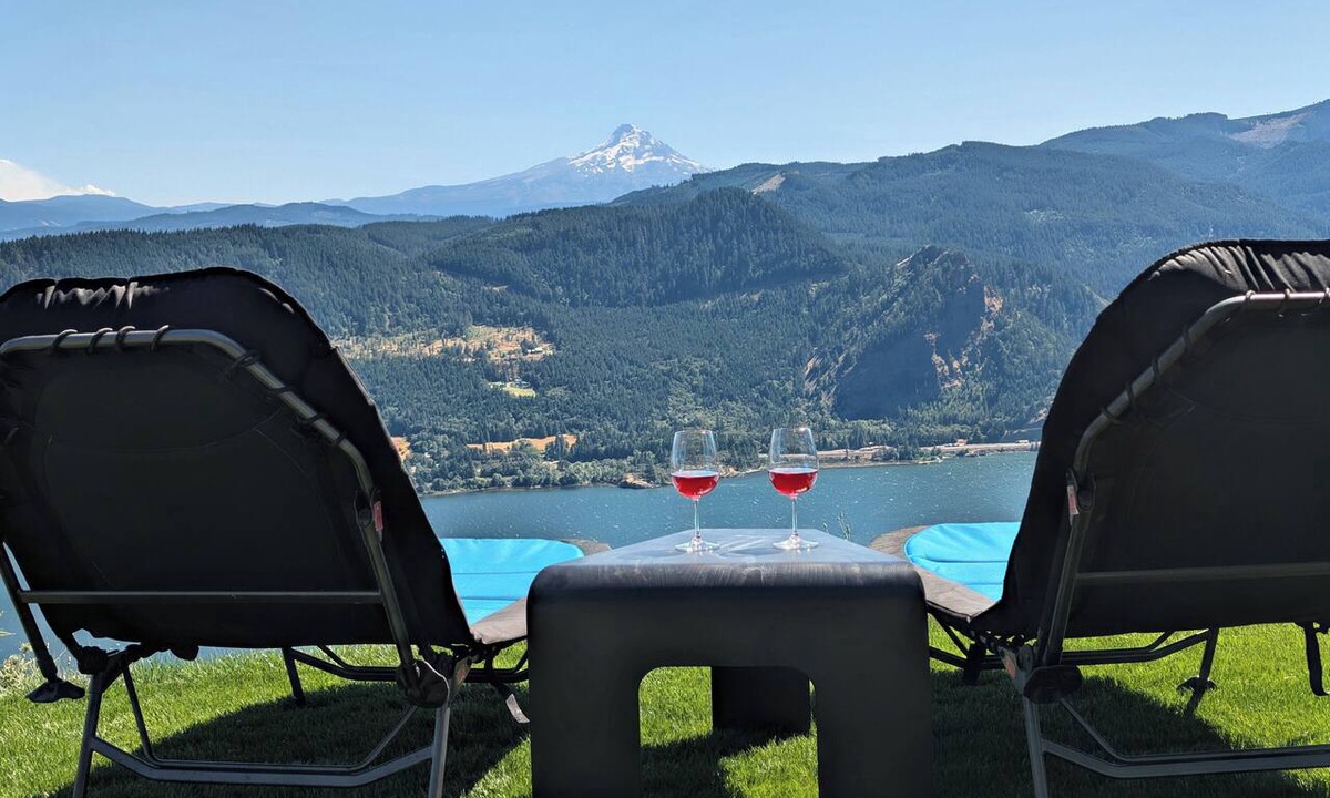 Underwood House | Come Float above the Gorge in our true Underwood Bluff Home