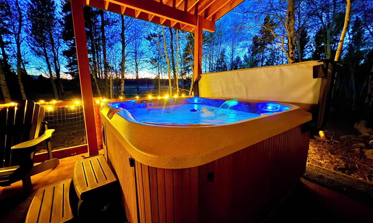 Last Chance Cabin | Comfortable Cabin, 33 Miles to YNP. WiFi, Fire Pit, Hot Tub, Pickleball Court.