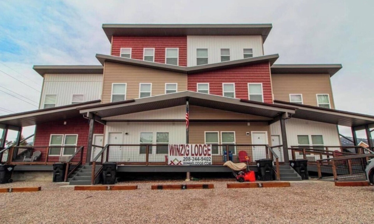 Lava Hot Springs Apartment | Comfy Balcony Suite Unit 2 ready to enjoy BBQ with sunrise or sunsets views