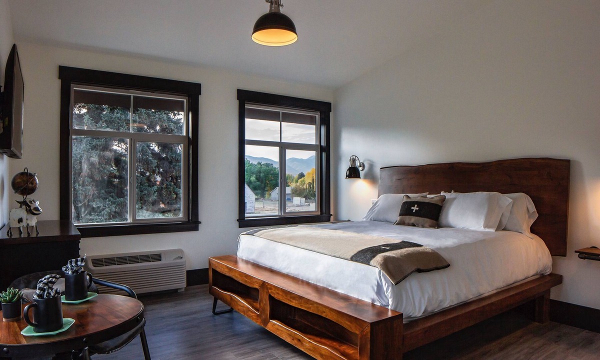 Huntsville Hotel | Compass Rose Lodge