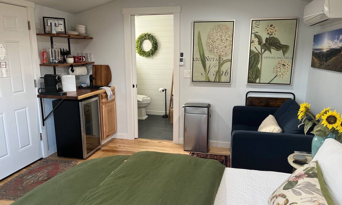 Depot Bench Apartment | Cozy 1-bedroom British Suite in cool Boise with 18" Cast Iron Soaking tub