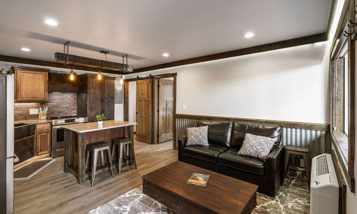 West Yellowstone Condo | Cozy 1-bedroom condo in West Yellowstone, 1 minute to park! Little Tuckaway