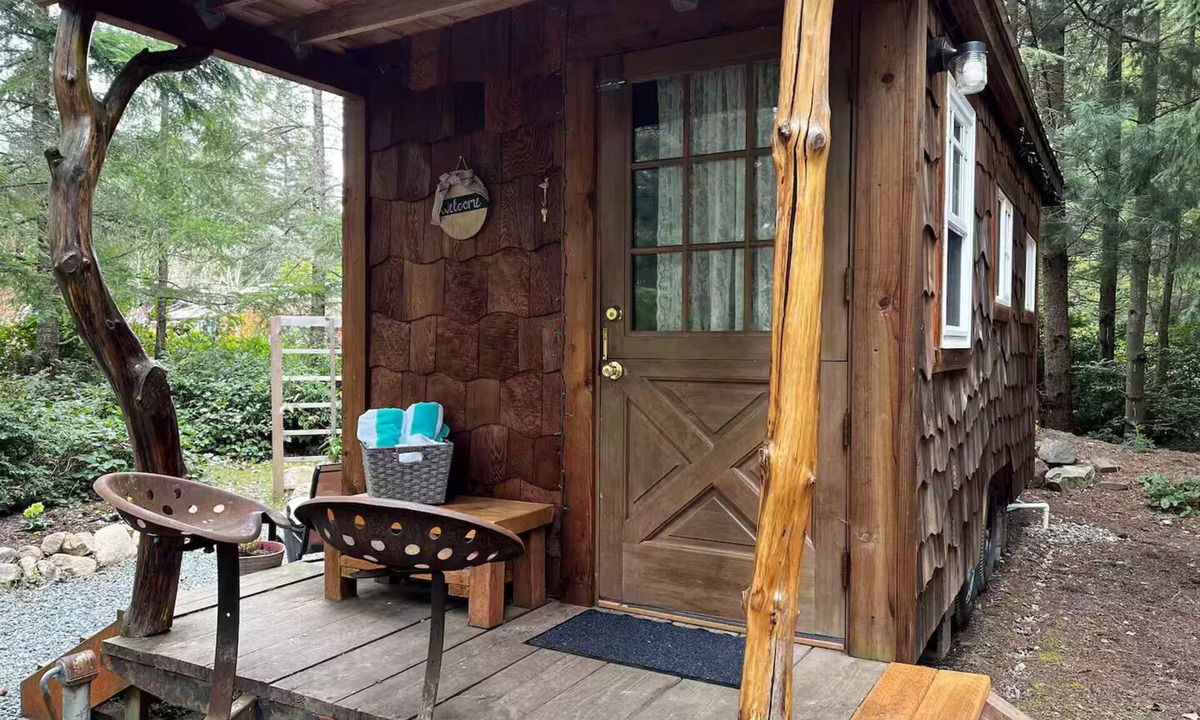 Clinton Cabin | Cozy Acres Tiny House in Clinton on Whidbey Island perfect for relaxing getaway