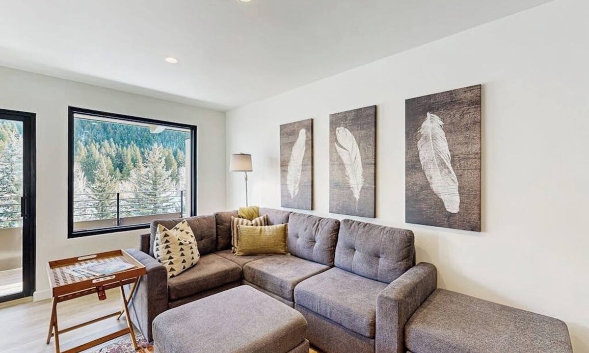 Warm Springs Condo | Cozy Condo with Stunning Mountain Views - Near the Ski Lifts