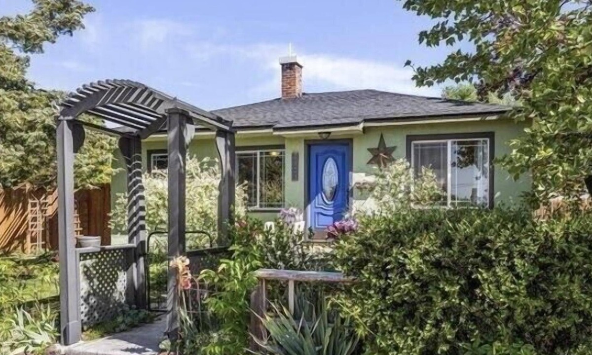 Veterans Park House | Cozy cottage with private backyard. Fire pit, hot tub, bikes, and paddleboards