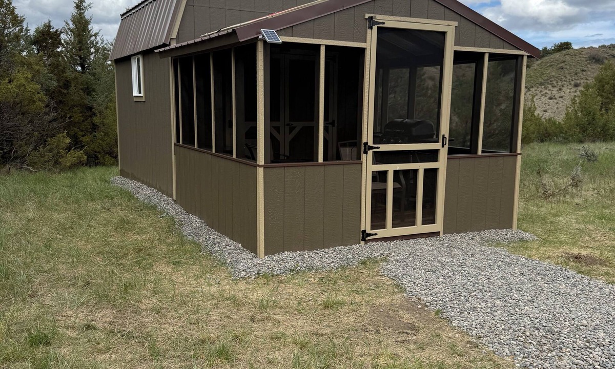 Billings Cabin | Cozy Off Grid Cabin on the Prairie perfect for your getaway to Montana