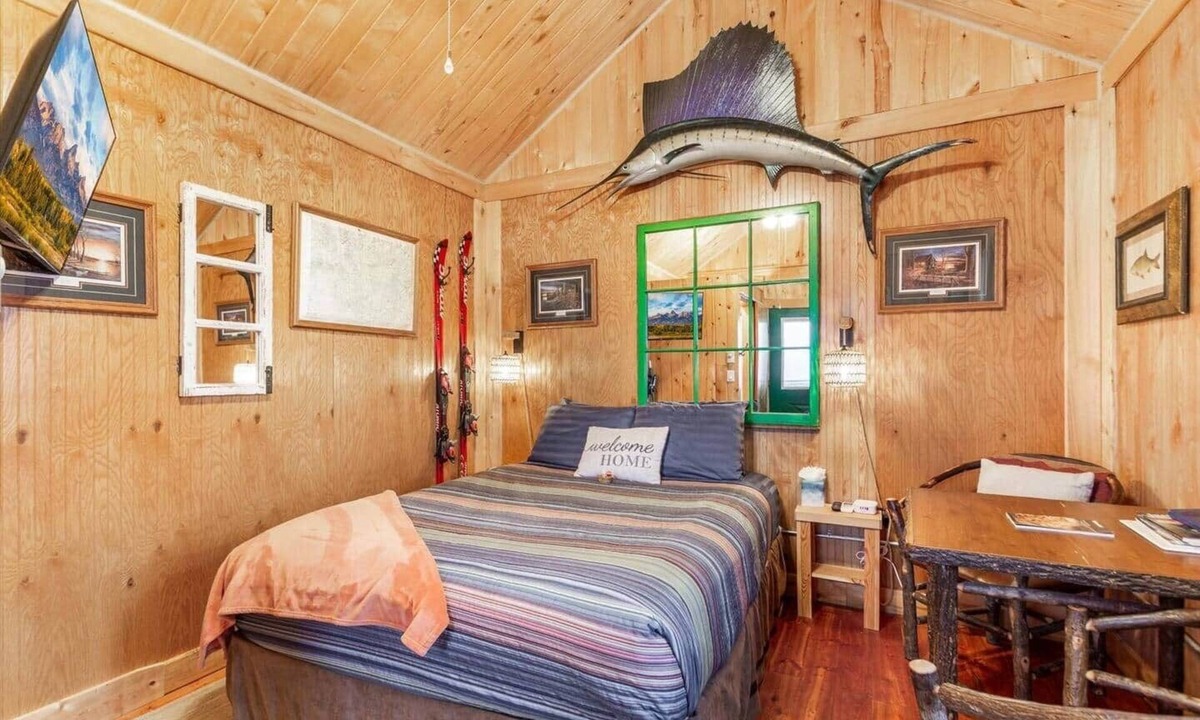 Chester House | Cozy River View Cabin Near Yellowstone