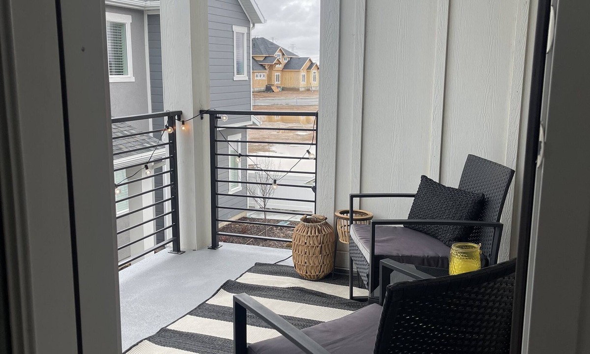 West Haven House | Cozy Townhome/3 Bed /3 Bath /2 Car Garage /BBQ Grill /Firepit/Balcony