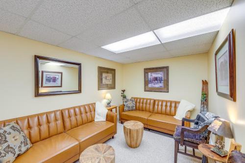 Libby Apartment | Crystal Lake Retreat Apt: Walk to Happy's Inn!