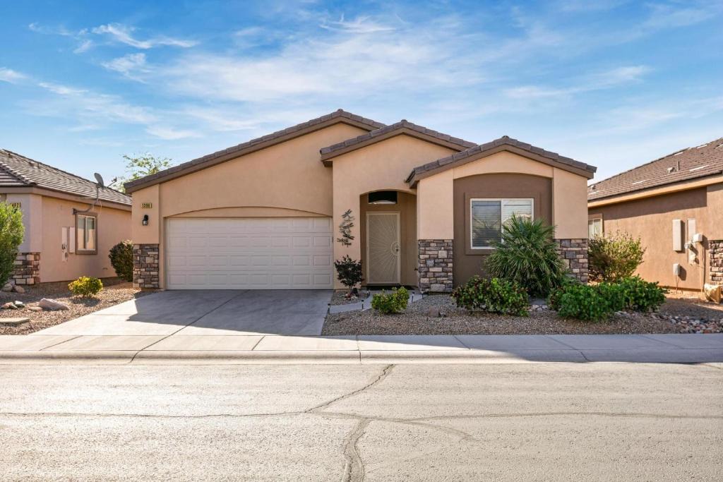Mesquite House | Desert Haven Mountain View Home by J and Amy BL91136