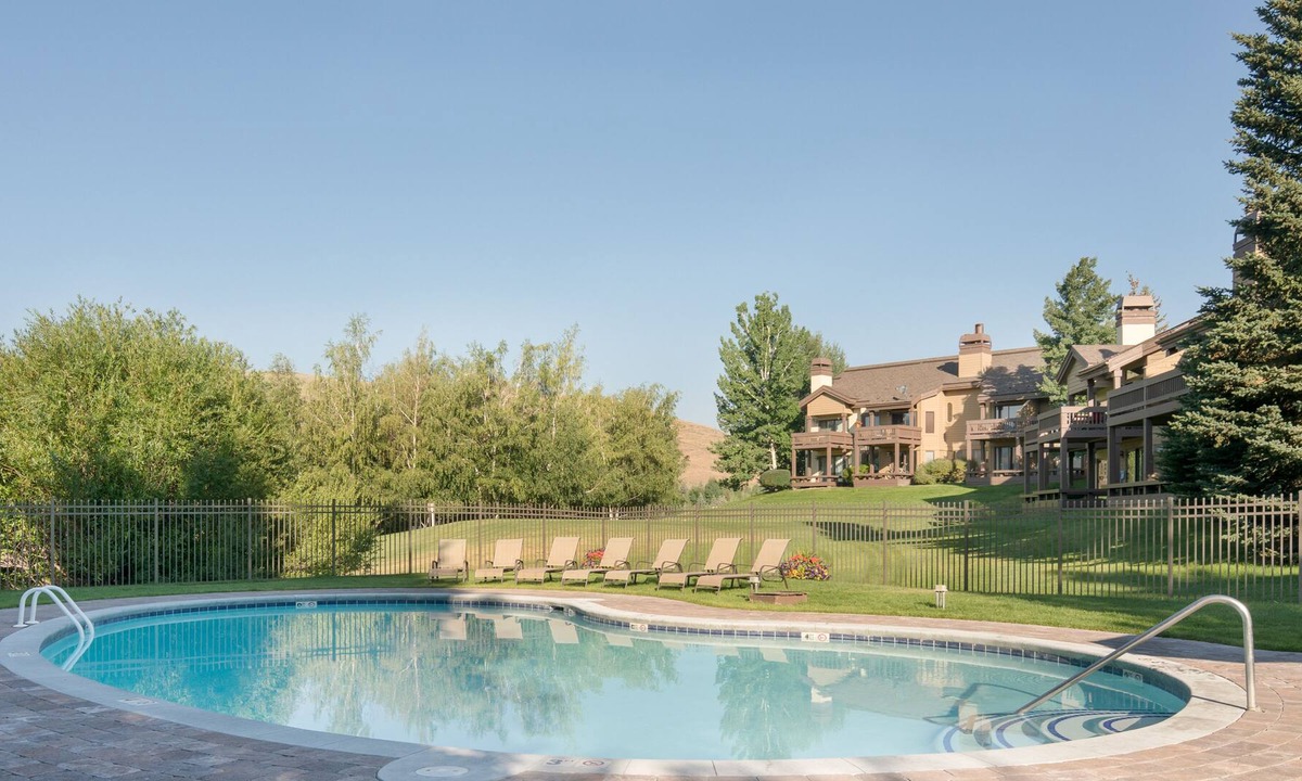 Elkhorn Village Condo | Dog-friendly condo with W/D, seasonal pools & hot tubs