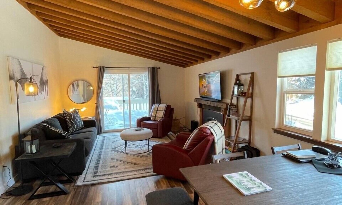 Sun Valley Condo | Dogs welcome! Clean, cozy Sun Valley condo in Elkhorn