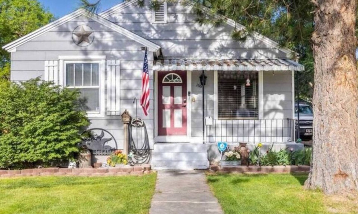Twin Falls House | Duo Family Getaway - 2 kitchens - 2 Fenced Yards