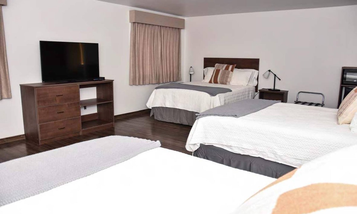 Ashton Hotel | Eagle Peak Lodge & Cabins