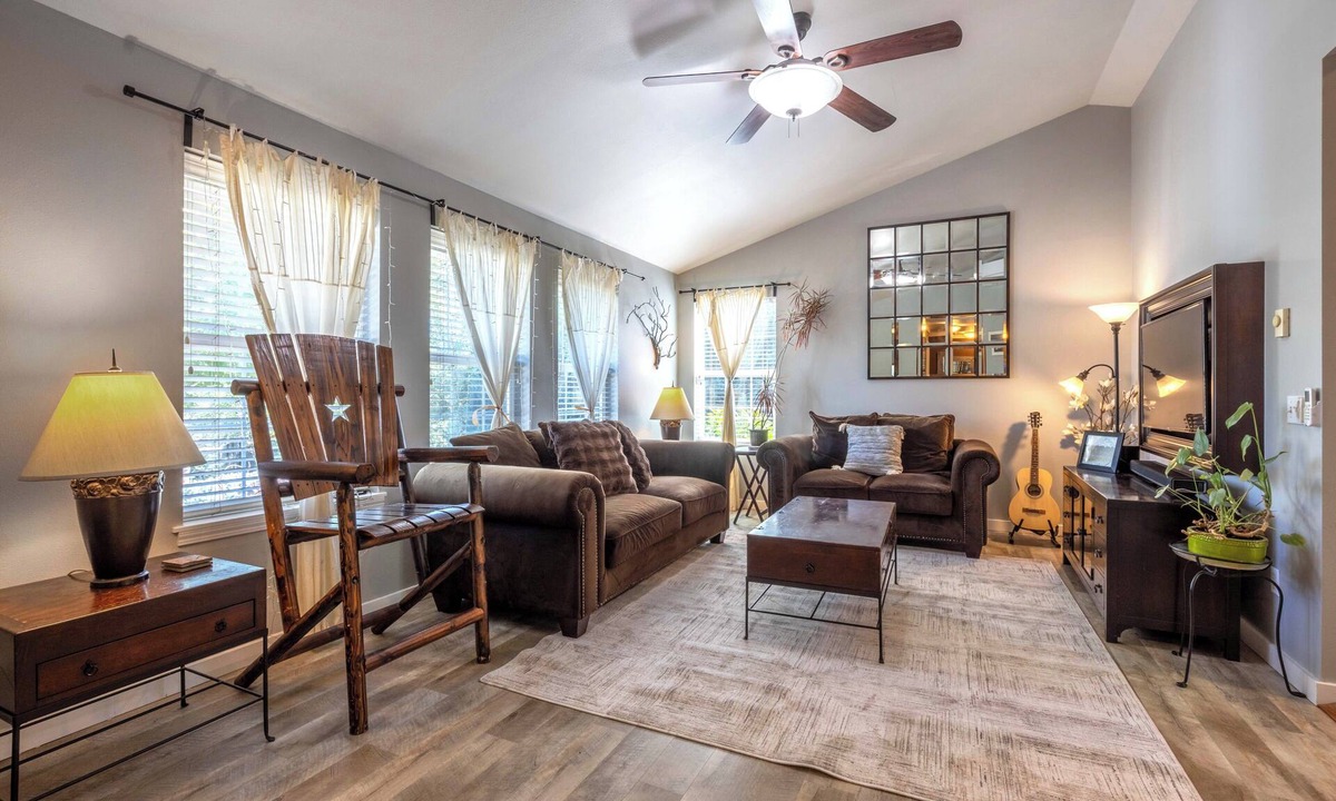 Hood River House | Easy Stay - Hot Tub, Elegant, Peaceful! Pet Friendly!