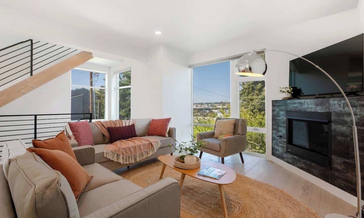 North Queen Anne Condo | Elevated Escape 4b2b TH w/City & Lake Charm