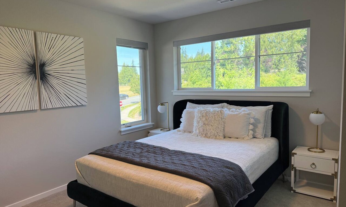 Monroe House | EN-SUITE BEDROOM IN A CLEAN, MODERN HOME WITH VIEWS & CATS!