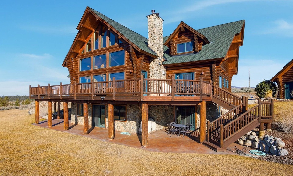 Stevensville House | Enjoy the striking views of the Bitterroot valley from this well appointed Cabin. The perfect spot to gather and enjoy all Montana has to offer. Whether you're visiting to enjoy the outdoors or for a quiet getaway this home is the perfect basecamp.