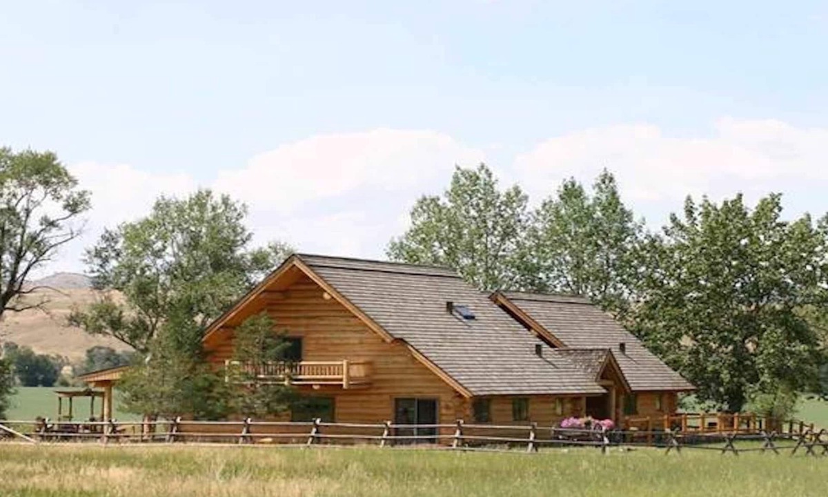 Bozeman House | Experience Montana. Spectacular views, spacious log lodge. Perfect for families
