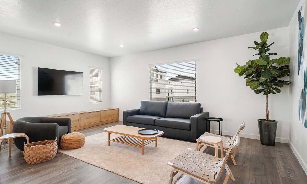 American Fork House | Family-Friendly 3-Story Home Sleeps 9
