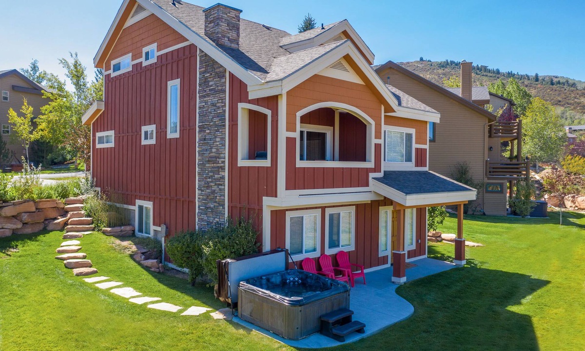 Bear Hollow Village House | Family Friendly Retreat for 17 w/Hot Tub & Views - 5 min to PCMR Canyons Village