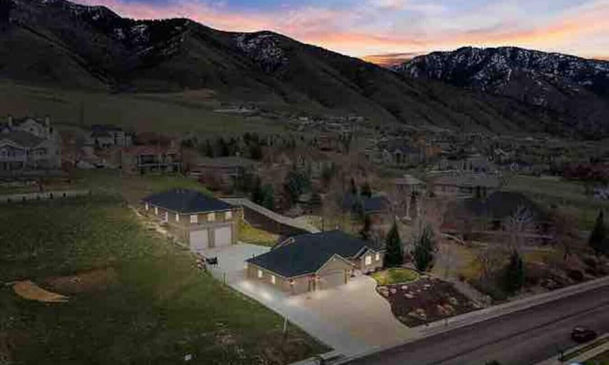 North Logan House | Family Fun with Adventure AND Relaxation! Fun Factory, Hot Tub, and Style
