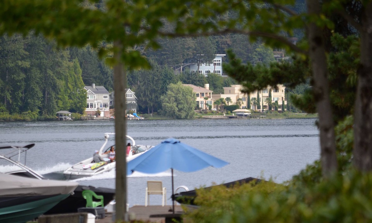 Viewpoint Condo | FIFA WORLD CUP! Luxury Lakefront Lake Sammamish Apartment