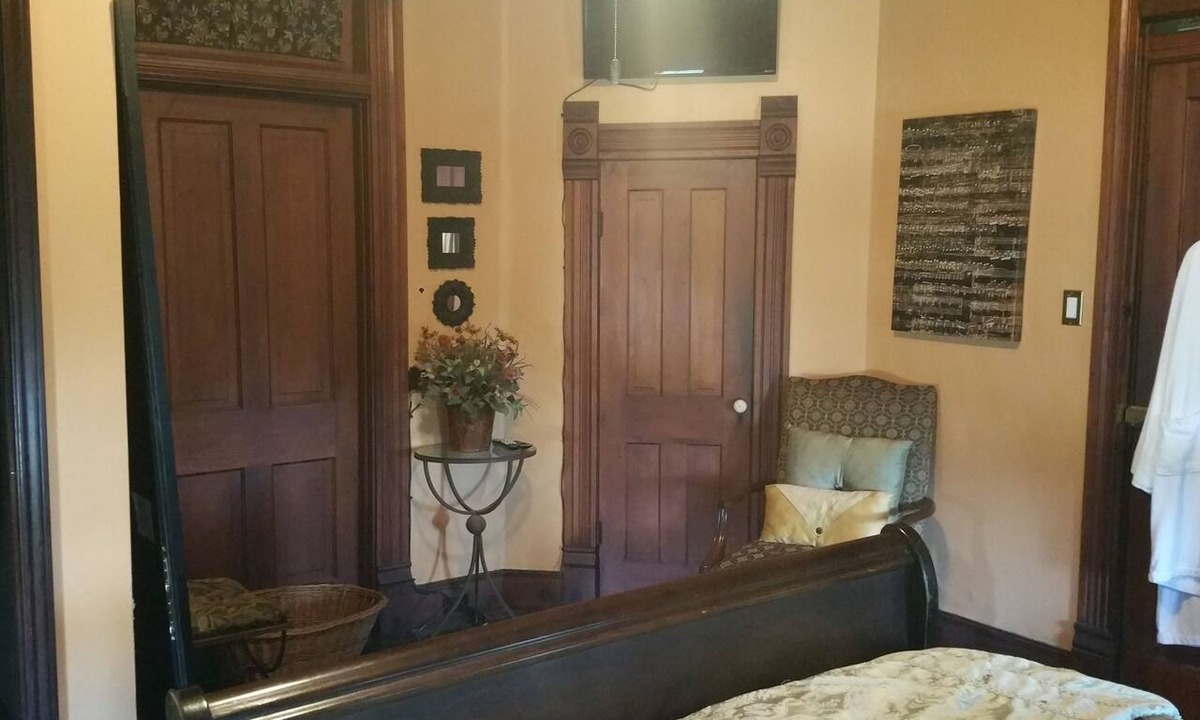 Palestine Bed & Breakfast | Fig Tree Manor