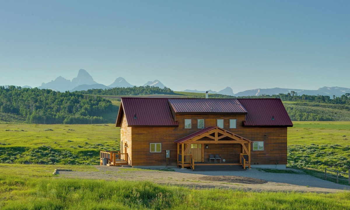 Felt Cabin | Fire Pit, Deck + Hot Tub: Idaho Group Getaway!